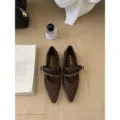 Chaussures Mary Jane pointues rétro pour femmes, plates marron élégantes avec chaîne chic. - 35 / Café