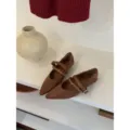 Ballerines Mary Jane rétro en daim marron pointues avec sangle chaîne dorée chic. - 35 / Marron