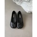 Chaussures plates pour femmes en cuir souple noir avec bout fendu style minimaliste - 35 / Noir