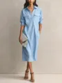 Détail de la elegante robe chemise mi-longue bleu clair avec poches et col chemisier. - S / Bleu clair