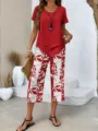 Vue détaillée du haut élégant à manches courtes rouges et du pantalon imprimé rouge. - S / Haut et Bas / Rouge