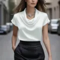 Vue détaillée du haut en satin blanc pour femmes à manches courtes et col drapé élégant. - S / Blanc