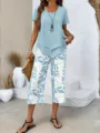 Vue de detail d'une tenue decontractee chic avec haut bleu clair et bas imprime. - S / Haut et Bas / Bleu clair