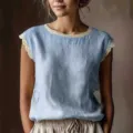 Gros plan détaillé du chemisier sans manches en lin pour femme avec dentelle délicate. - S / Bleu ciel