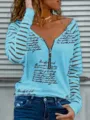 Detailaufnahme des Damen-Langarmtops mit Halbzipper, Schreibschrift-Print und Streifen. - S / Himmelblau
