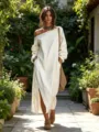 Vue de détail de la robe élégante en lin blanc asymétrique montrant la coupe ample au jardin. - S / Blanc