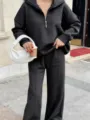 Vue détaillée ensemble sweat-shirt demi-zip et pantalon pour femmes en gris foncé ample. - XS / Haut et Bas / Gris foncé