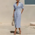 Vue détaillée de la robe midi rayée élégante avec col en V et patte de boutonnage. - S / Bleu saphir