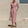 Vue détaillée de la robe midi élégante à rayures roses avec un col en V et des boutons. - S / Rose