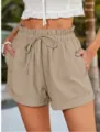 Vue de détail de short kaki taille haute décontracté, avec taille froncée et cordon. - S / Kaki