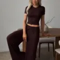 Ensemble deux pièces décontracté en tricot marron foncé avec haut à manches courtes. - S / Haut et Bas / Café