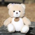 Simpatico orsetto di peluche beige morbido con fiore e ciondolo, bambola regalo per bambini. - Orso con etichetta - beige