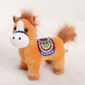 Niedlicher brauner Plüschpferd Schlüsselanhänger, weiche Tasche Anhänger mit bunten Sattel. - Anhänger Pony mit geneigtem Kopf - Hellbraun