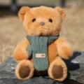 Orsetto di peluche marrone con sciarpa lavorata a maglia verde regalo carino 20cm - Orsetto con sciarpa - marrone