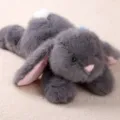 Peluche coniglio grigio dalle orecchie lunghe, morbido animale di peluche per bambini. - Coniglio Aiji sdraiato - Grigio