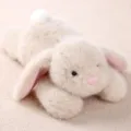 Simpatico coniglietto di peluche beige con orecchie morbide, bambola di stoffa per bambini. - Coniglio Agee sdraiato - Cachi