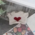 Carino maglione lavorato a maglia per bambola in cotone beige con cuore rosso, accessorio per bambola. - Maglia a maglia / Beige