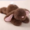 Simpatico coniglietto di peluche marrone con orecchie morbide per regalo bambini. - Coniglio Agee sdraiato - Marrone