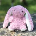 Simpatico coniglietto di peluche rosa con orecchie lunghe, morbido doudou per bambini. - Dolce coniglietto dalle orecchie pendenti - Rosso rosa