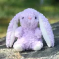 Simpatico coniglietto di peluche viola con lunghe orecchie morbide per compagnia. - Dolce coniglietto dalle orecchie pendenti - Viola