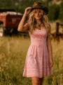 Détail de robe imprimée sans manches style bohème western avec motifs ethniques et rose. - S / Rose