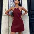 Robe courte bordeaux dos nu halter pour femme, élégante tenue décontractée en coton lin. - S / Bordeaux