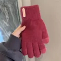 Primo piano di guanti invernali in maglia touch in rosa scuro con tessuto caldo. - Etichetta Verticale Dita Separate / Rosa Scuro