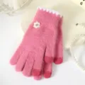 Vista dettagliata di guanti invernali spessi e caldi in maglia da donna con touch screen. - Piccolo Fiore Touchscreen Dita Separate / Rosso rosa