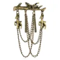 Broche vintage en alliage avec branche d'arbre, pendentifs cerf et chaînes de pompons. - Broche Cerf Branche Vintage à Gland (CC904)