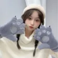 Guantes de invierno de felpa bonita pata de oso gato gris usados por modelo, suaves. - Guantes Dedo Completo Pata de Oso / Gris