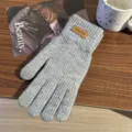 Dettaglio guanti touchscreen in maglia grigia, caldi guanti invernali a cinque dita in lana per uso. - Etichetta Orizzontale Dita Separate / Grigio
