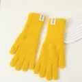 Gemütliche gelbe Strickhandschuhe mit süßen Etiketten, lange warme Winterwollhandschuhe. - Gelb