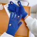 Guantes de punto azul con bordado de oso, puntas táctiles y diseño abierto para los dedos. - Azul marino