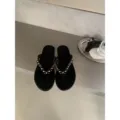 Sandales plates entre-doigts noires pour femmes avec clous dorés, chaussures d'été. - 35 / Noir