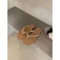 Sandales plates entre-doigts à clous en kaki, variante de chaussures d'été élégantes. - 35 / Kaki