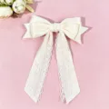 Elegante Satin Schleife Haarklammer mit süßer Herzspitze für Mädchen Frisuren und süßen Look. - Beige