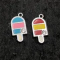 Détail de pendentif glace émaillé avec émail coloré et strass en cristal scintillants. - Glace