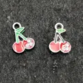 Pendentif breloque cerise en métal, fruit rouge émaillé et feuille verte, accessoire bijoux. - Petite Cerise