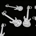 Silberne Strass Gitarre Anhänger Charms, Metall Legierung DIY Schmuckzubehör für Ketten. - Gitarren mit weißen Strasssteinen