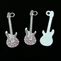 Detailansicht von Gitarren-Anhängern aus Legierung mit rosa Strasssteinen für DIY Schmuck. - Gitarren mit rosa Strasssteinen