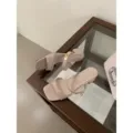 Sandales rétro françaises en cuir vernis beige à bout carré et boucle métallique. - 35 / Nude