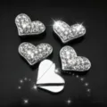 Gros plan sur des pendentifs curseurs cœur en strass scintillants, détails de bijoux DIY. - Cœur en Strass Complet