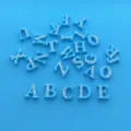 Vue détaillée de pendentifs de lettres peints en bleu et ornés de strass brillants. - Bleu Clair (Sélection par Note)