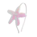 Primer plano del detalle de diadema de estrella de mar con lentejuelas, accesorio rosa. - Blanco
