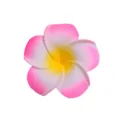 Primo piano dettagliato del vivace accessorio per capelli con fiore di frangipani artificiale rosa. - 06# Sfumatura Rosa Bianco Giallo