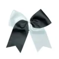 Primo piano del dettaglio del fiocco bicolore nero e bianco, grande nastro per capelli. - combinazione bianco e nero