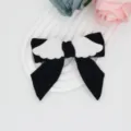Schattige Lolita zwarte fluwelen haarstrik clip met pluche engelenfleugels, detailweergave. - Zwart