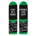 Vue de détail de chaussettes décontractées en coton avec slogan amusant de mathématiques. - Taille unique / Noir Épissé Vert