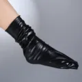 Chaussettes slouch en similicuir noir brillant pour femmes, design tendance automne et hiver. - Longueur 45cm / Noir