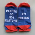 Gros plan détaillé de chaussettes en coton bleu et rouge avec texte de jeu blanc. - Modèle 1 (Courte)